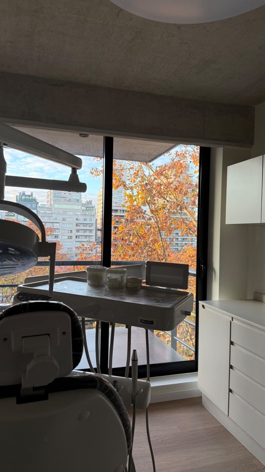 Ventanal y espacio de espera del estudio dental CLER