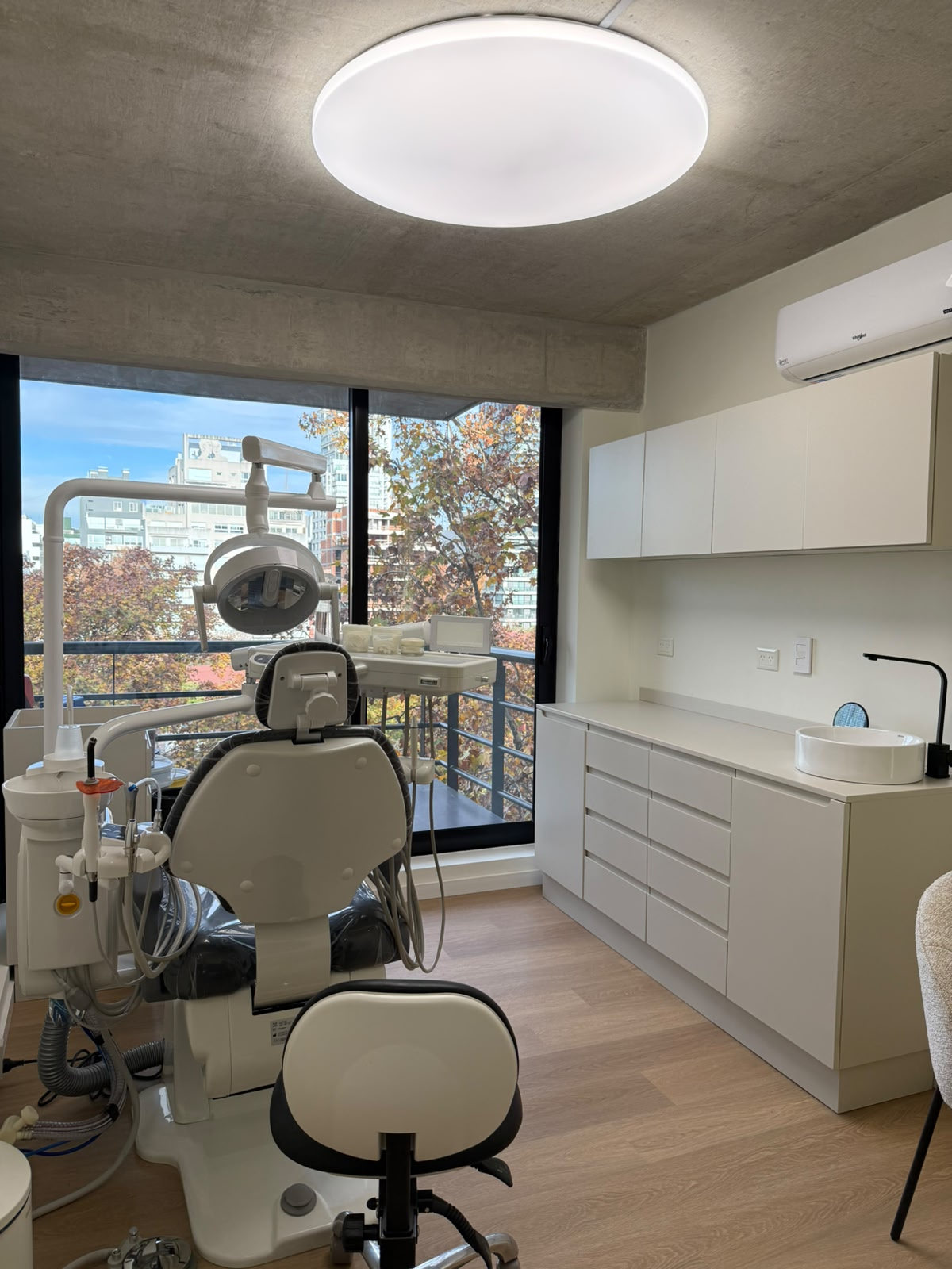 Equipamiento clínico moderno para ortodoncia y estética dental